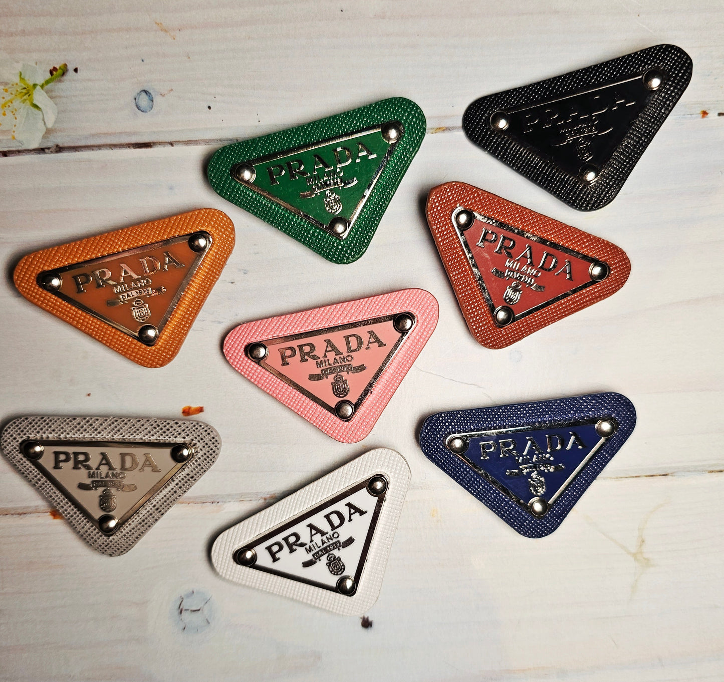 Metal p badge shoe charms