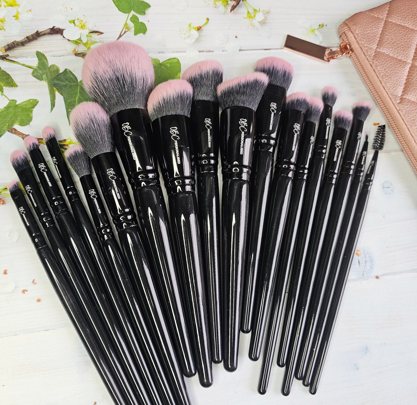 18 piece professional makeup brush set, with FREE bag.
