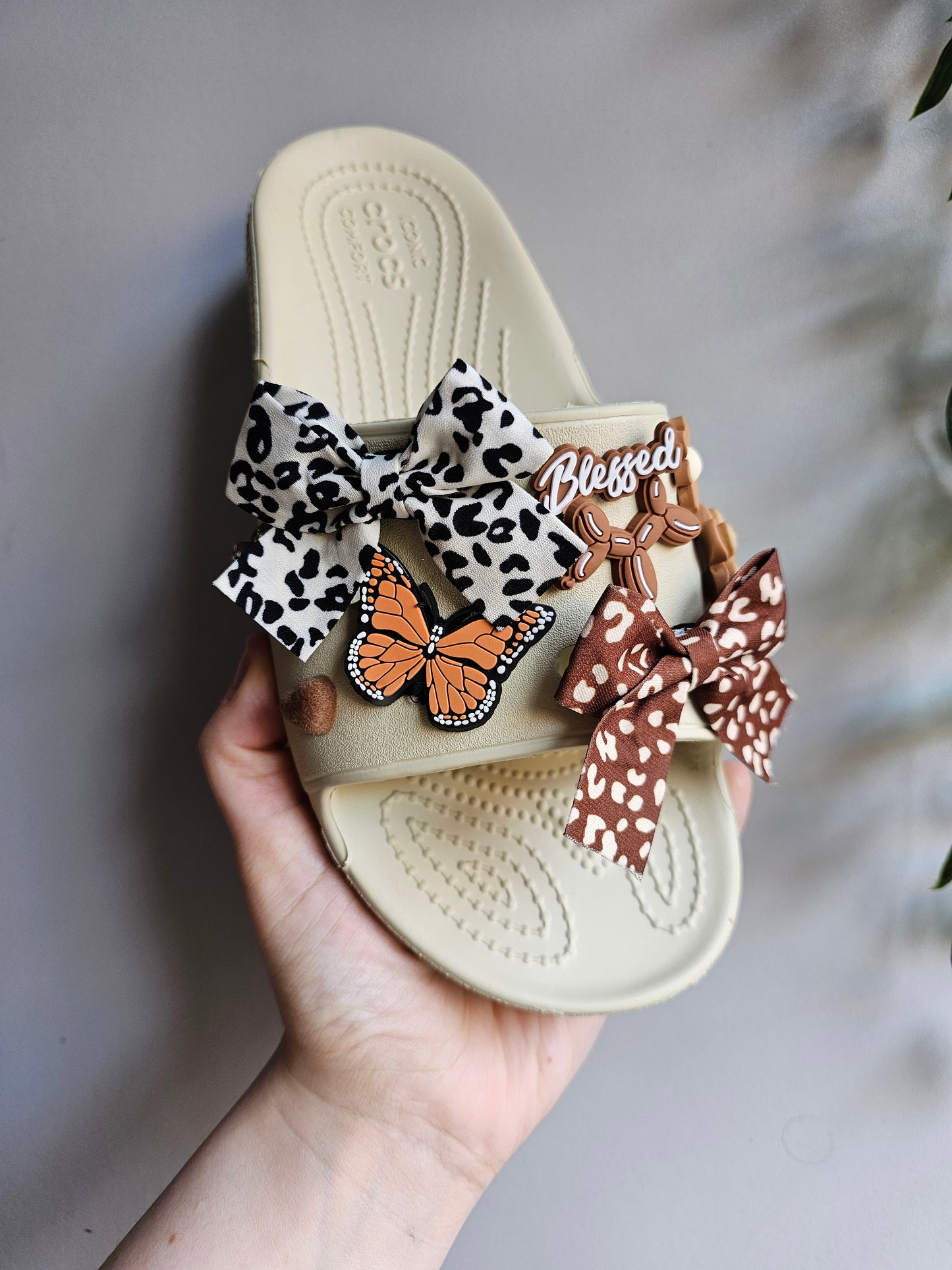 Mini leopard print shoe bows